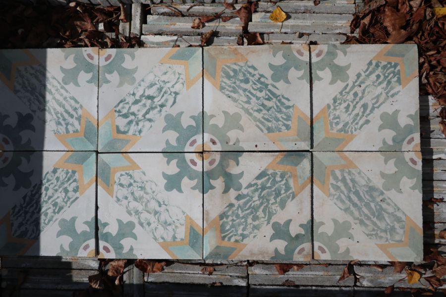 Carreaux de ciment anciens à motifs décoratifs, nettoyés et prêts à poser