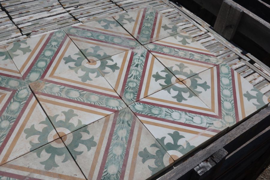 Carreaux de ciment anciens à motifs décoratifs, nettoyés et prêts à poser