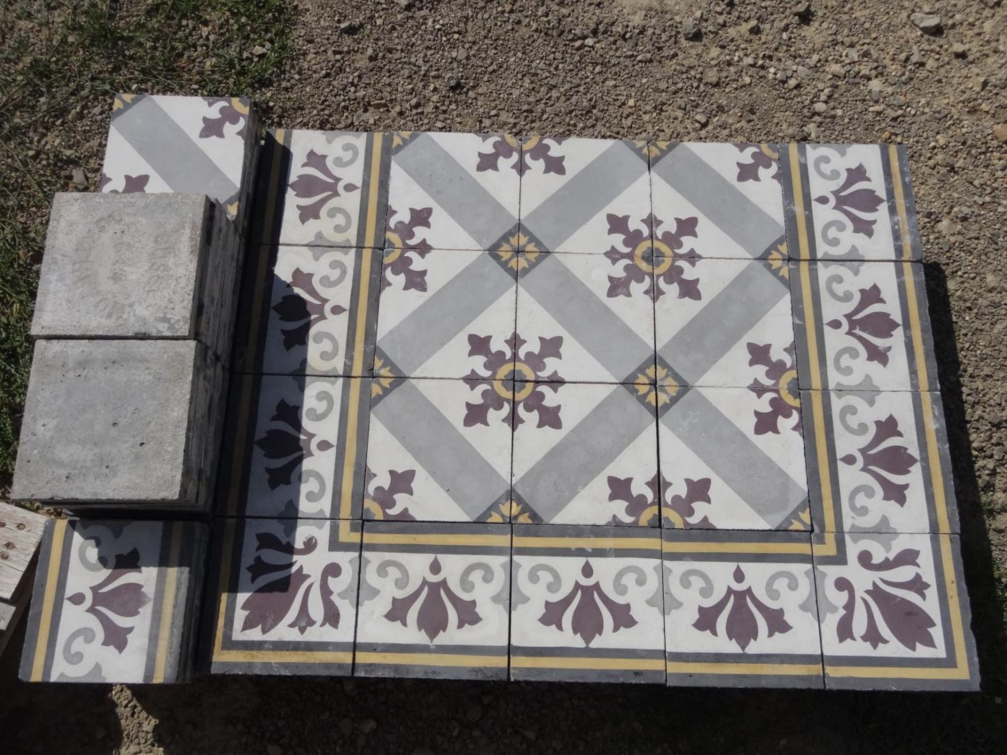 carreaux de ciment anciens - Fleur de lys bourdeaux jaune