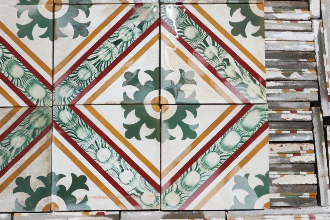 carreaux ciment anciens polychrome bouquet de fleur pour salle à manger