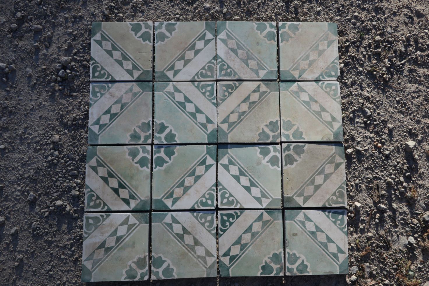 carreaux de ciment anciens - Bouquet en damier vert graphique