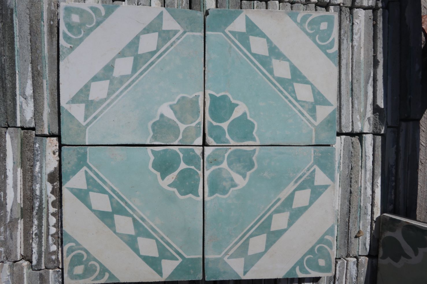 carreaux de ciment anciens - Bouquet en damier vert graphique