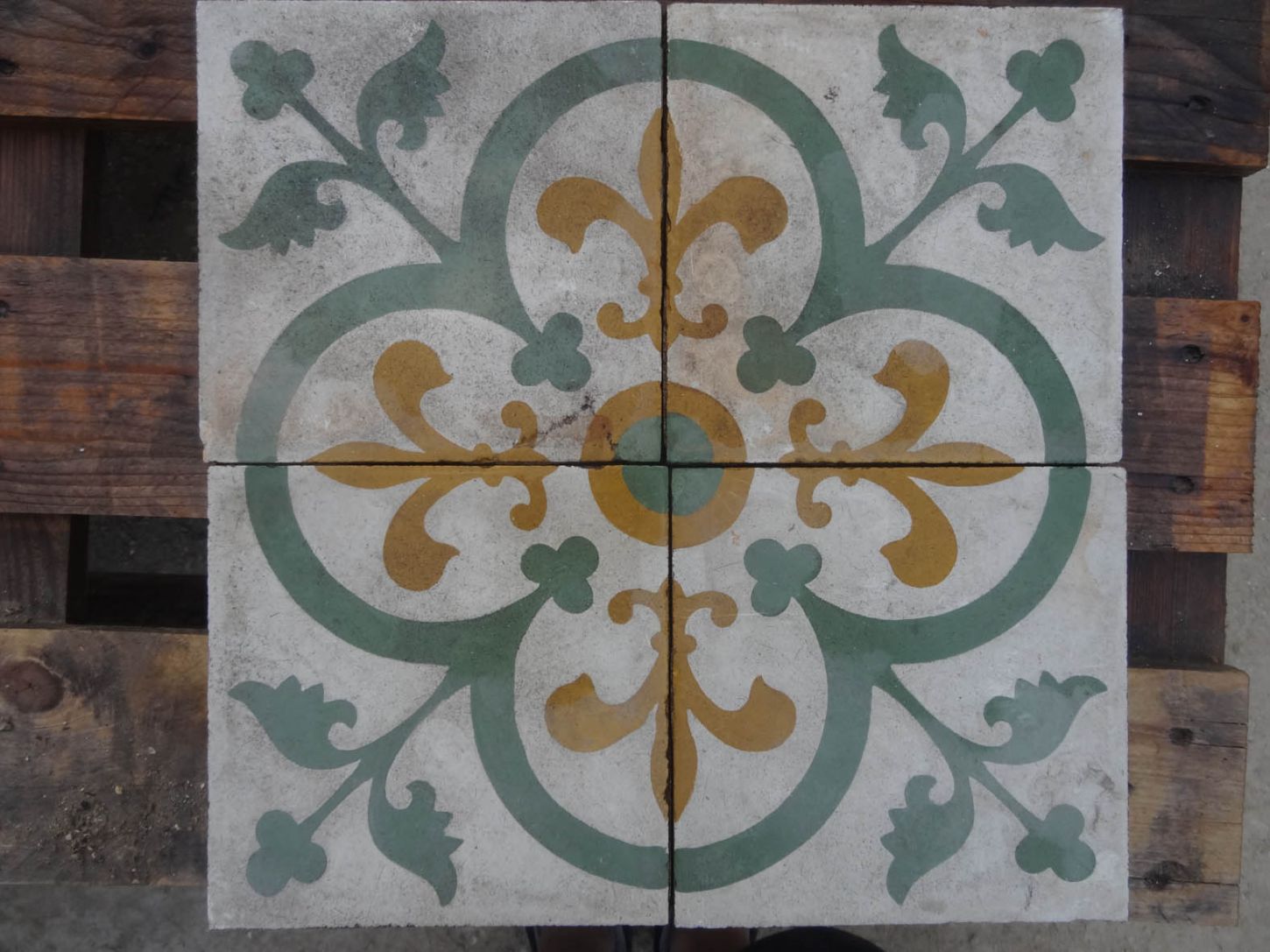 carreaux de ciment anciens - Fleur de Lys Ferronnée vert jaune