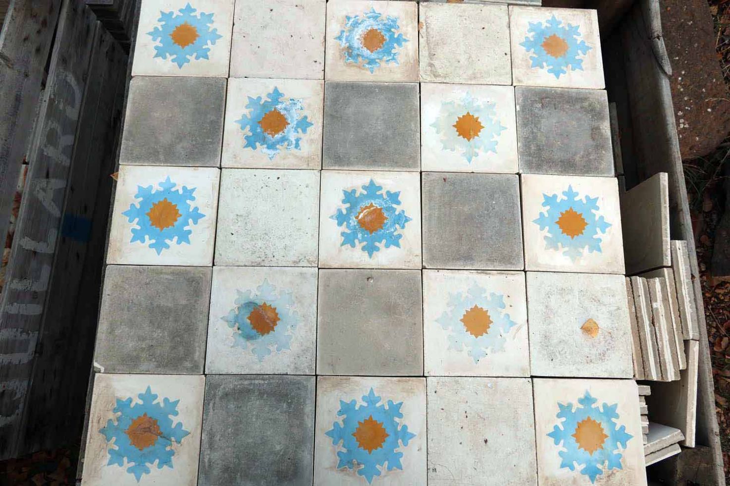 carreaux de ciment anciens - damier patiné bleu jaune