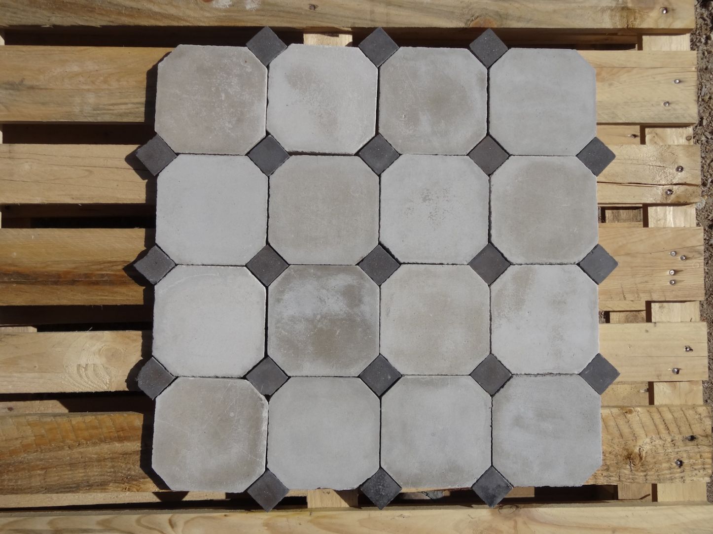 carrelage ancien octogonal blanc à cabochon noir