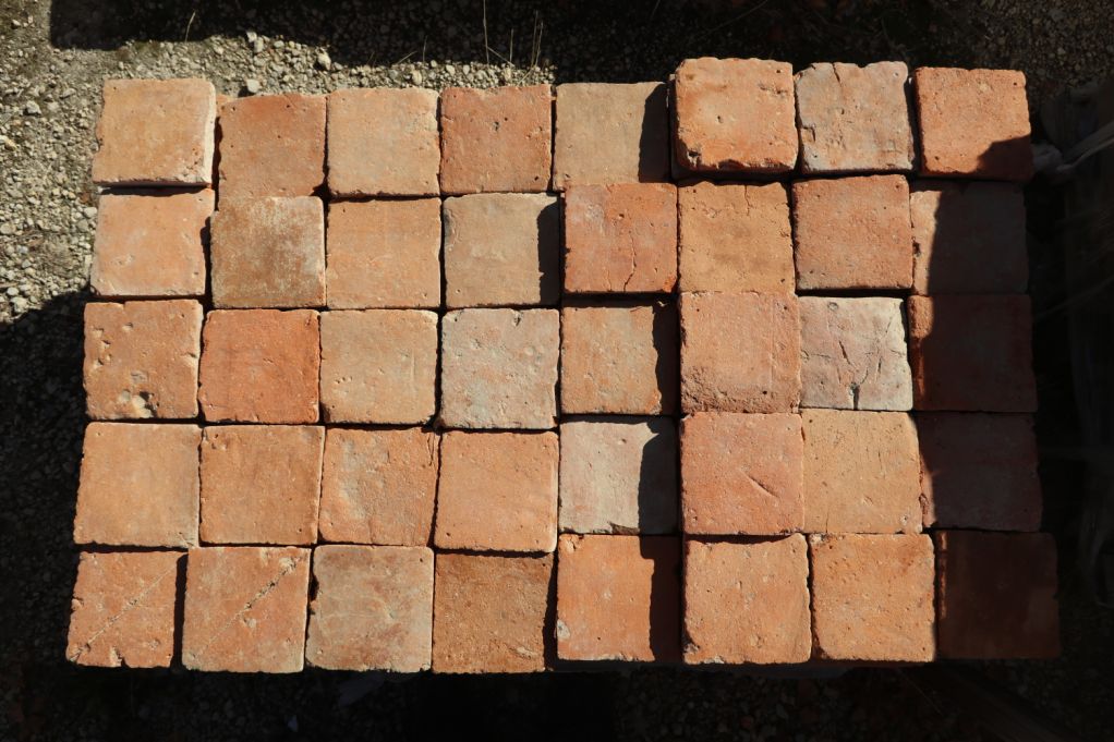 Terre cuite ancienne carrée - carrelage de Bourgogne XVIIIe s.