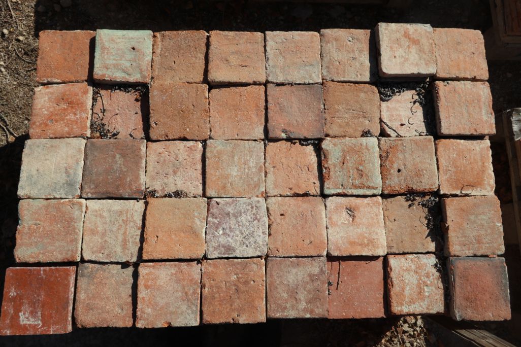 Terre cuite ancienne carrée orange rustique - carrelage de Bourgogne XVIIIe