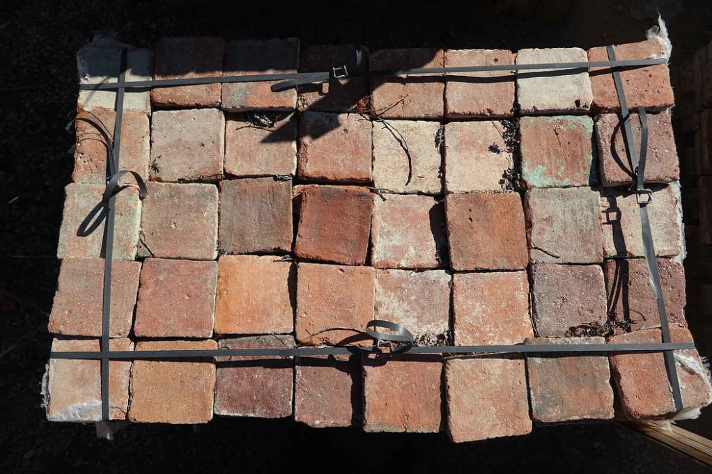 Terres cuites anciennes carrées - pavé de Bourgogne XVIIe