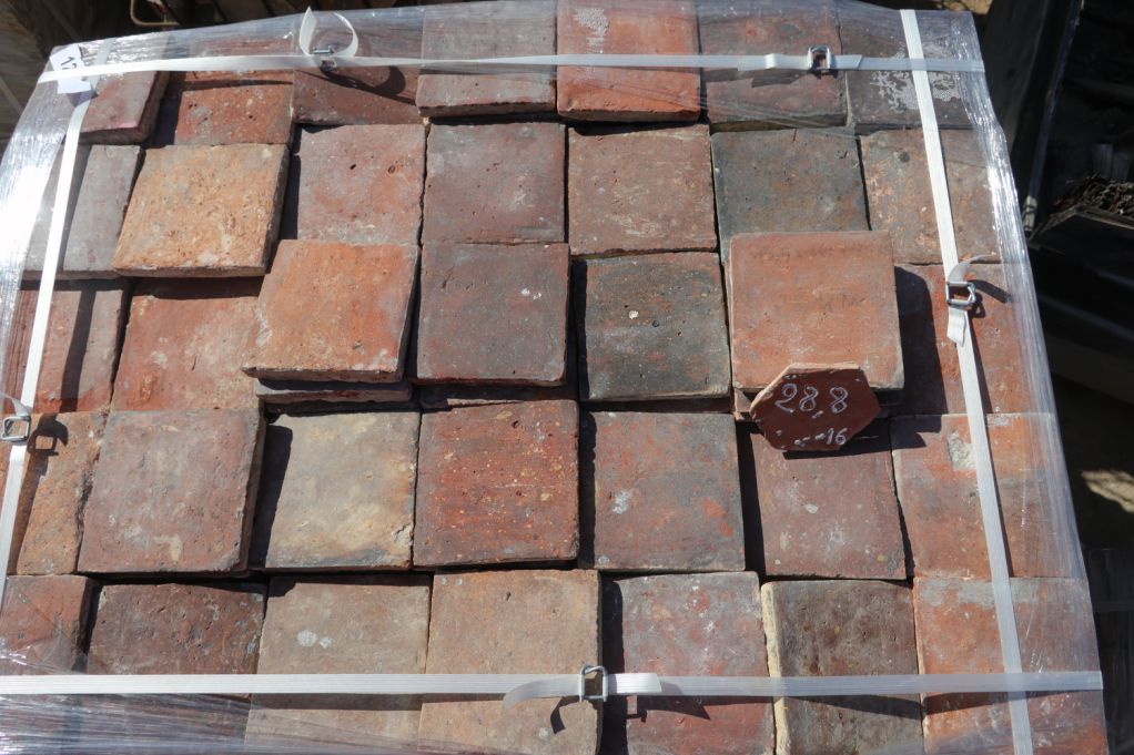 Terre cuite ancienne carrée orange - carrelage de Bourgogne sombre