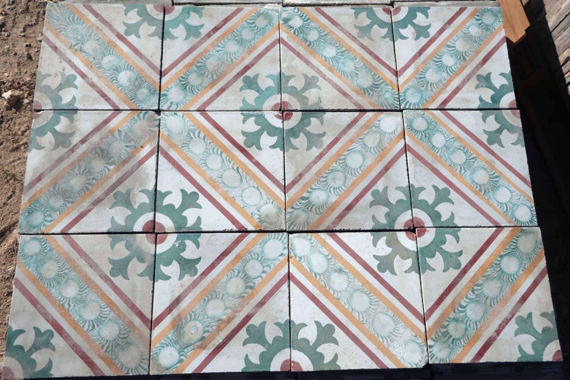 carrelage ciment ancien multicolor vert jaune rouge