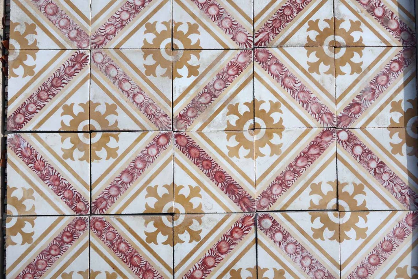carreaux de ciment anciens - Bouquet aux 8 lys - rouges jaunes geométrique