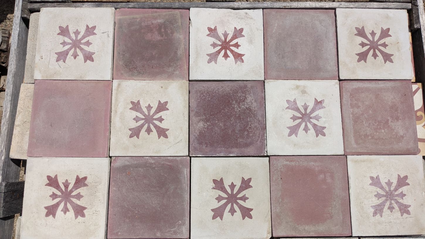 carreaux de ciment anciens - damier Etoile Florale Fleur de Lys rouges début XXe - pour bureau ou salon