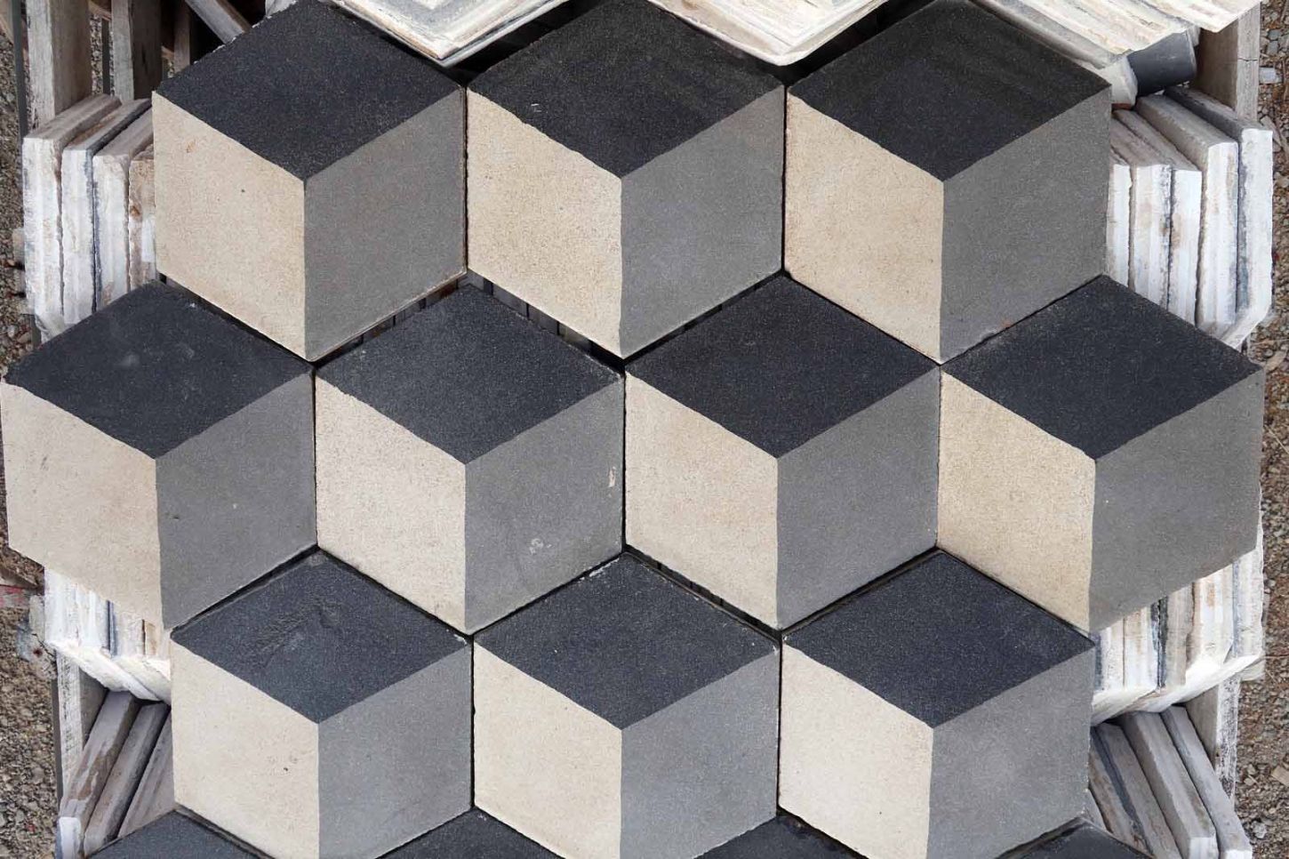carreaux de ciment anciens hexagonaux noirs gris Cube Vasarely